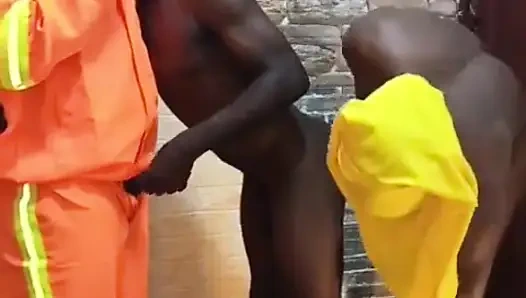 İlk biseksüel üçlü grup seksim sıkı deliğimi sikiyor.