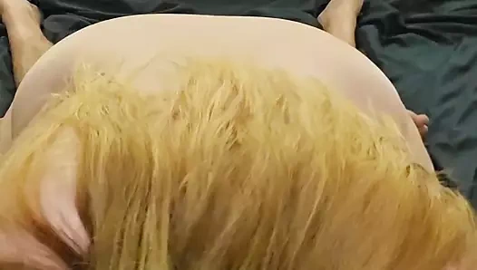 Göğüslerimi yağlıyor ve ovuyor ve boşalana kadar meme uçlarımı sıkıyor