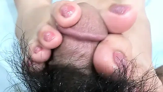 Büyük ayak parmakları dölünü azdırana kadar ayak parmakla muamele onun dölünü azdırıyor