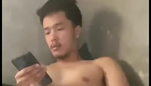 Skandal gizli mastürbasyon: genç pinoy oğlan üvey erkek kardeşinin yanında azıyor