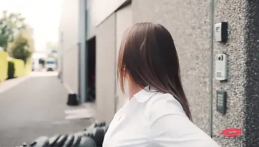 Sam, yeteneklerini Gigi Max'e gösterir