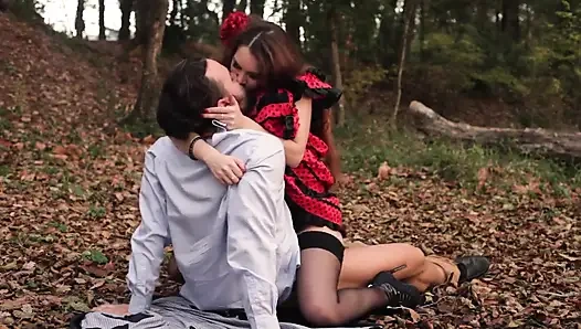 Polka Dot Etekli Hatun Ormanda Sert Sikiliyor