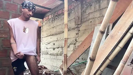 Yürüyüşe çıktım ve terk edilmiş bir evde mastürbasyon yaptım