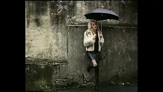 İri göğüslü orta yaşlı seksi kadınlar erotik ve eğlenceli hissediyor