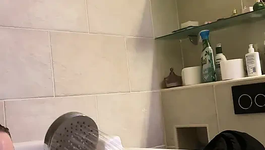 Sıcak su meme uçlarımı sertleştiriyor