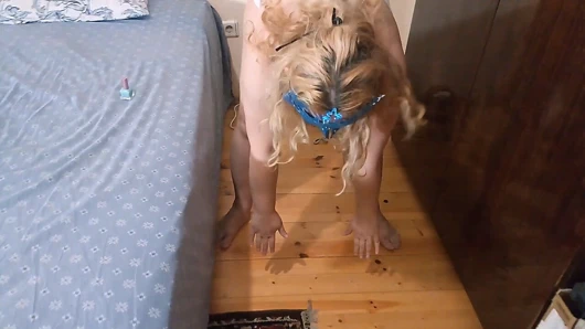 Ellie carter soyunurken jimnastik egzersizleri yapıyor