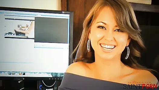 Riley Reid yarağını sikiyor ve sonra bitirmek için onu göğüslerine sıvazlıyor