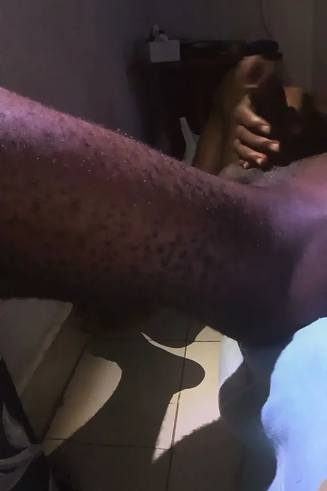 Dün gece dışarı çıkıp takıldı ama kimseyle yatamadı, bu yüzden Skype üzerinden benimle mastürbasyon yapmak zorunda kaldı
