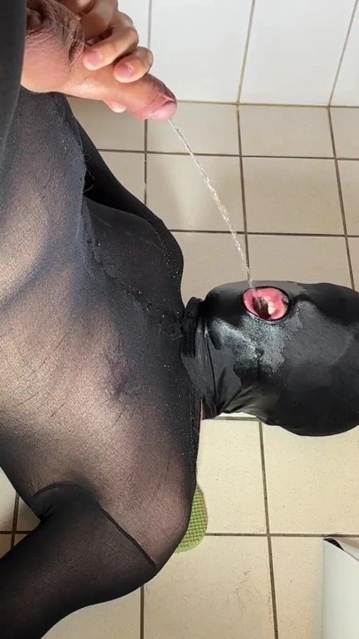 "Sidik içen köle kendi idrarını içiyor" dan büyüleyici an