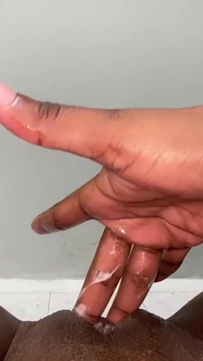 Bu azgın sürtüğün deli gibi boşalana kadar amını nasıl parçaladiğini izleyin | Klip 2