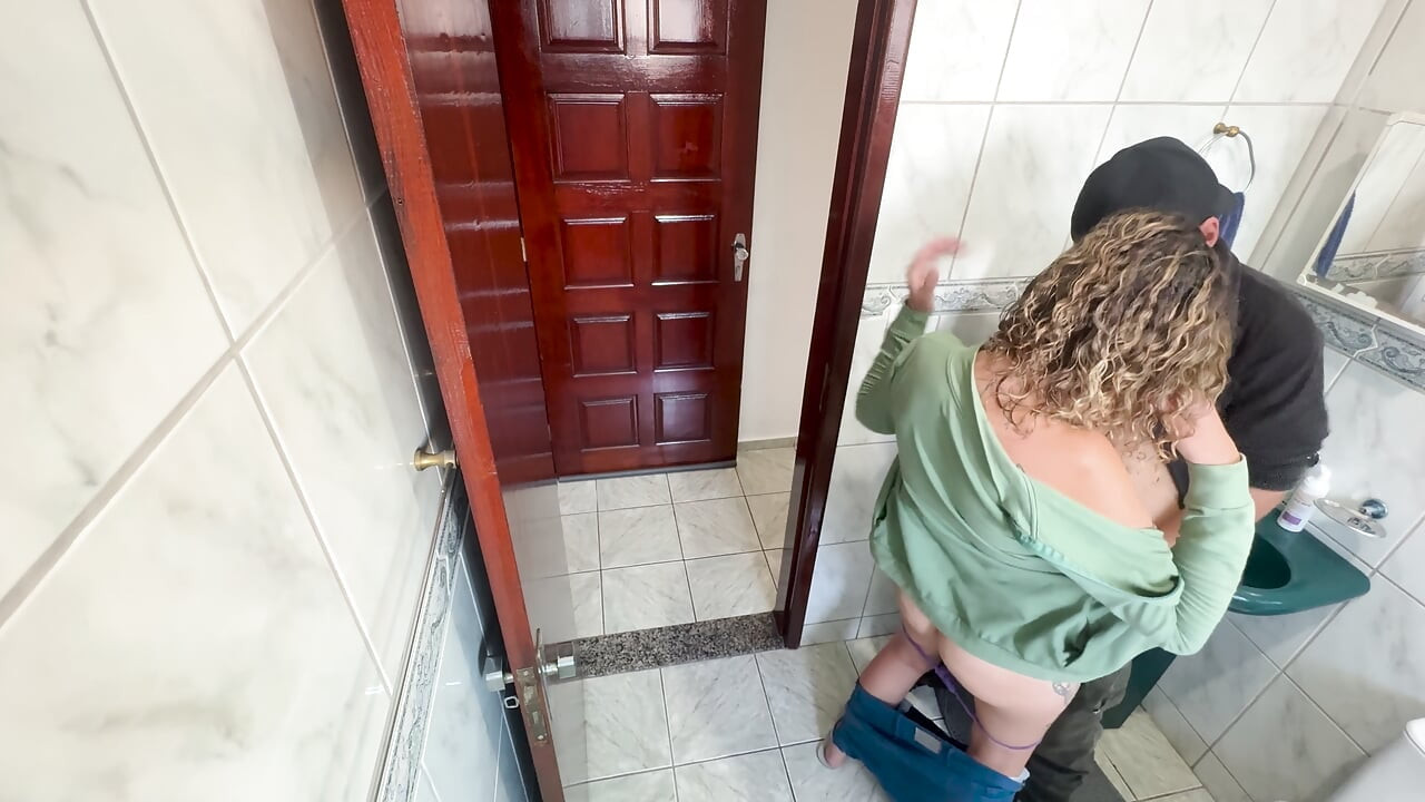 Komşum beni gözetliyor ve banyoya girip bana sürtünmeye başlıyor.