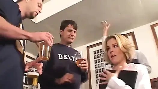 Üniversite üniformalı seksi sarışın götten çifte sikişiyor