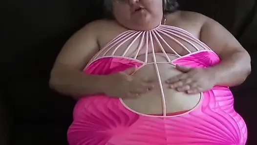 Sevimli pembe taytlı hemşire Vicki tek parça soyunuyor, karnını ovuyor ve senin için mastürbasyon yapıyor!