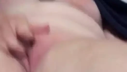 Orta yaşlı seksi kadın mastürbasyon yapıyor