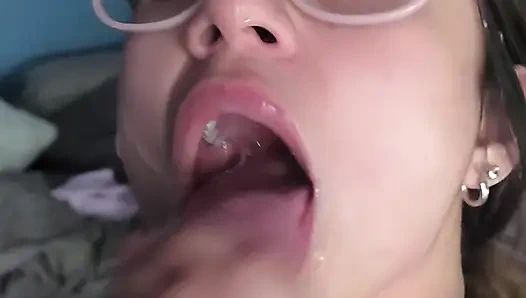 Komşum yüzüme sütünü veriyor