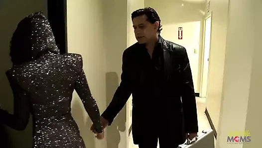 Parti piliçleri sırayla sikilmeden önce bazı yarakları emiyor