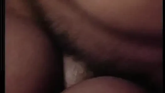 Azgın orta yaşlı seksi kadın patlamalı orgazm için damlayan amını parmaklıyor