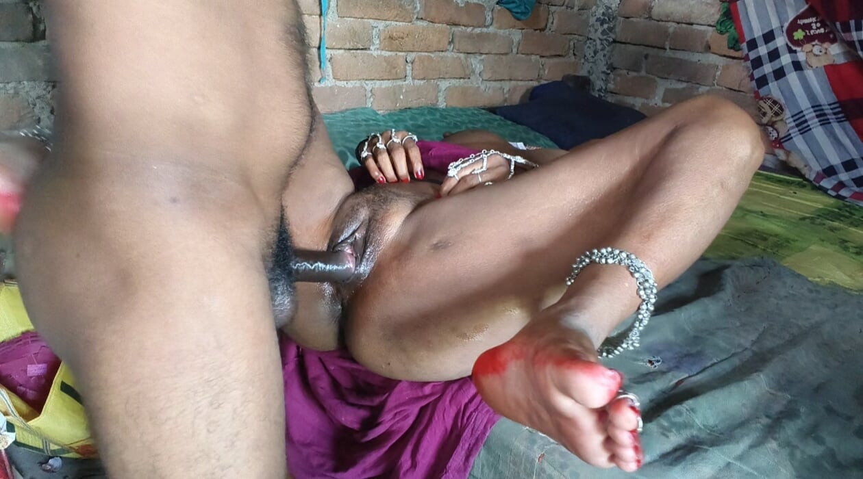 Sasur, Bangali yeni evli bahu'nun göğüslerini sıktı ve aletine yağ sürüp Bahu'yu sikti