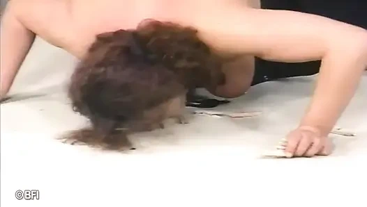 Maskeli dom sapık itaatkarlarıyla eğleniyor