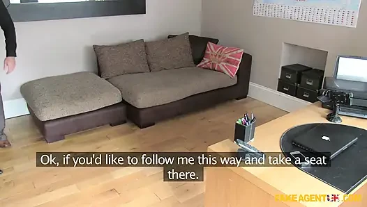 Fake Agent uk - orta yaşlı seksi kadın ajanın yarağının ve taşaklarının nasıl boşaltılağını biliyor