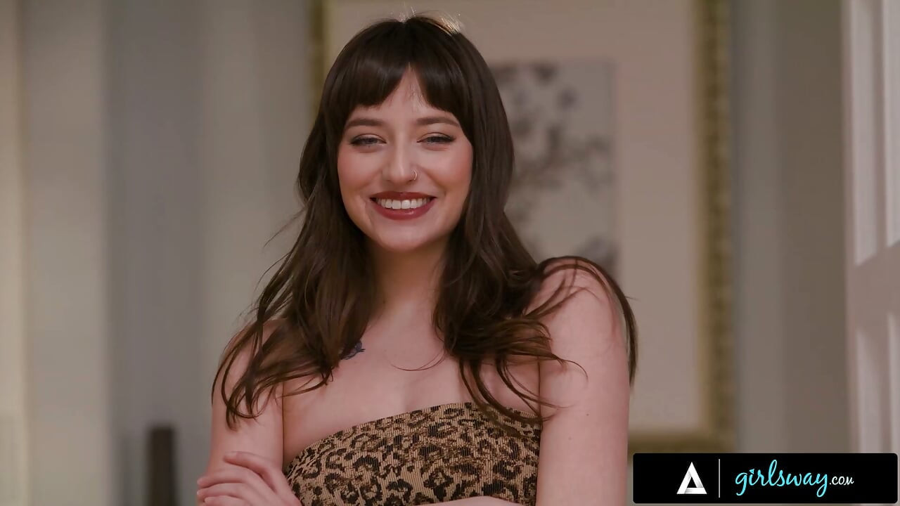 GIRLSWAY - Yaramaz Lana Smalls, Üvey Annesi Serene Siren'in DEV STRAPON'unu Buluyor ve Onunla Sikilmek İçin Yalvarıyor