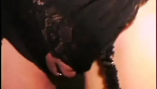 Sarışın orta yaşlı seksi kadın ofiste oral seks yapmayı seviyor