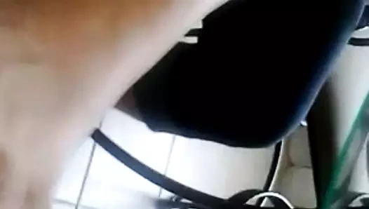 Yine sert bir şekilde ayakla muamele