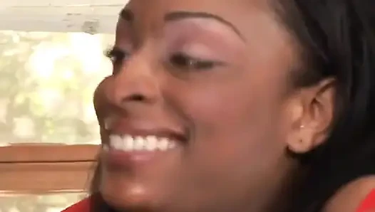 Büyük götlü ve göğüslü Carmen Hayes büyük beyaz yarak emiyor