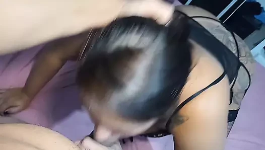 Bu ateşli kız yeni iç çamaşırını denemek için can atıyor!