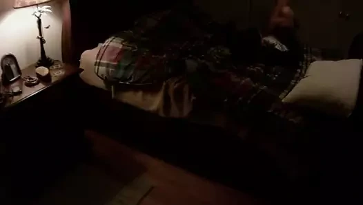 Bir dakika yatakta kara kedi