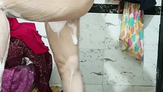 Priya bhabi ateşli vücut gösterisi