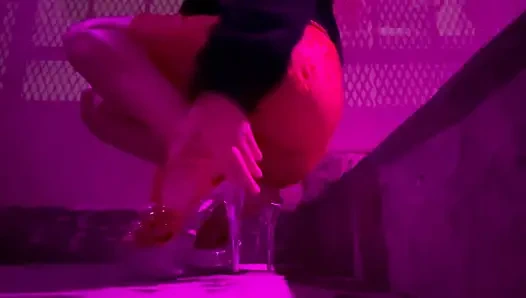 İtalyan ateşli orta yaşlı seksi kadın artemisia açık havada seksi iç çamaşırı ve yüksek topuklu ayakkabılar giymeyi seviyor