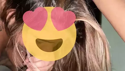 Paola yarak emiyor ve biniyor.