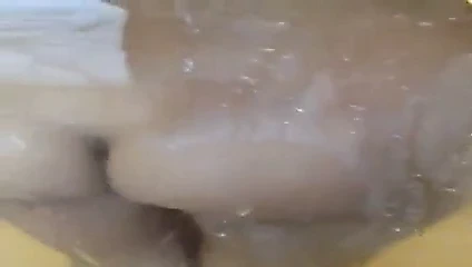 Birisi gf yapıyor yaramaz şeyler içinde duş