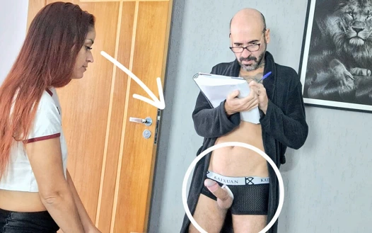 Edepsiz yaşlı adam kurye kızı yarakla alıyor!