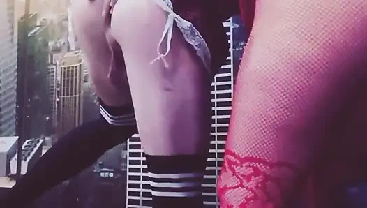 Büyük götlü kırmızı çoraplı bir kaltak sikiliyor