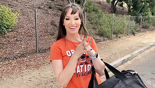 Muhteşem ve becerikli orta yaşlı seksi kadın Lexi Luna her türlü pozisyonda PornDude'un sert yarağını alıyor