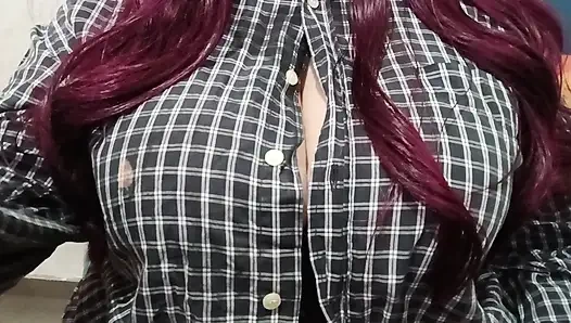 Büyük memeli gotik ateşli evli kadın büyük bir yarakla oynarken hentai'yi (Nagachichi Nagai-san) izliyor