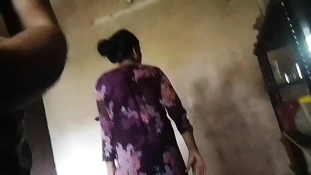 Tamil köylü kız mutfakta kocasının yarağını emiyor