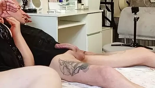 Üvey annem boşalmadan önce sert yarağımı elliyor