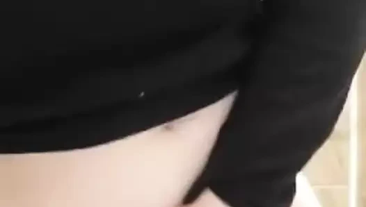 kedi ile oynayan kız