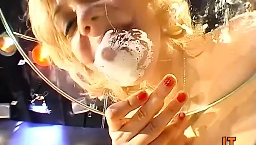 Sarışın Silikon Sürtük Amına Ve Götüne Yumruk Sokuyor, Canavar Dildolarla Acımasızca Fışkırtıyor!