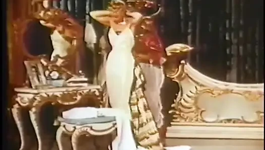 Bazı ateşli retro kızların dans edip kıyafetlerini çıkarlarını izleyin