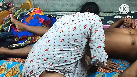 Üvey anne soyunuyor ve oğlunu sikiyor