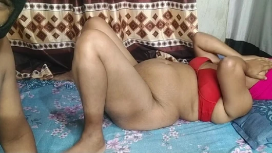 Hintli evli kadın sert sikişiyor