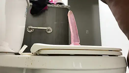 Banyoda pembe dildoya biniyor