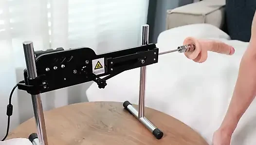 Seks makinesi ve cam oyuncakla fışkırtıncaya kadar çifte penetrasyon