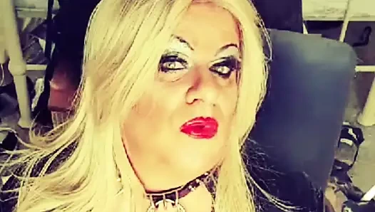 Lateks kırmızı ruj ile sigara milf