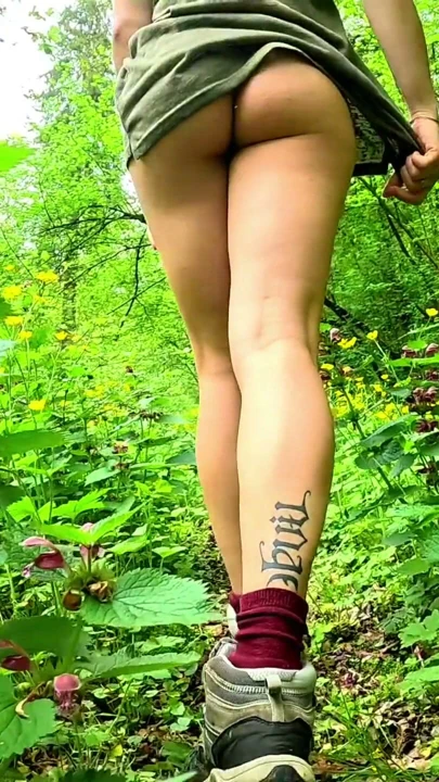 Seksi kız şelalenin önünde mastürbasyon yapıyor ve kendine dokunuyor | Klip 1