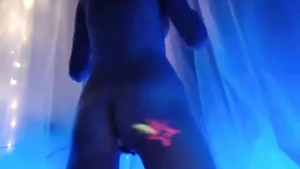 Vücut boyalı kız kendini tokatlıyor ve buttplug ekler